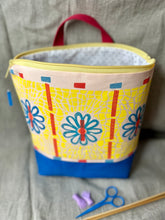 Load image into Gallery viewer, XL  Zipper project bag - Daisies and dots
