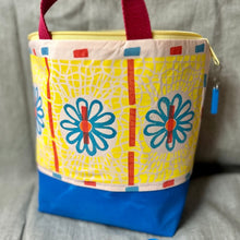 Load image into Gallery viewer, XL  Zipper project bag - Daisies and dots
