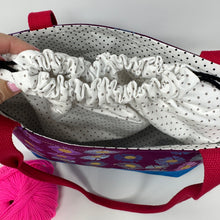 Load image into Gallery viewer, Drawstring Tote - Flowers with a bit of gold