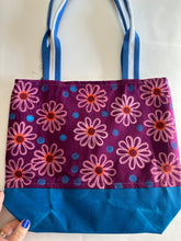Load image into Gallery viewer, Tote-M Daisies
