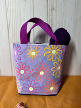 Load image into Gallery viewer, Small Tote -Daisies
