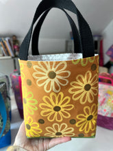 Load image into Gallery viewer, Tote - Small tote - Daisies
