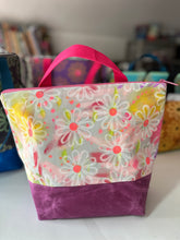 Load image into Gallery viewer, XL  Zipper project bag - Daisies
