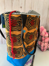 Load image into Gallery viewer, Large drawstring bag - Contour print
