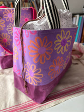 Load image into Gallery viewer, Drawstring  Tote - Daisies
