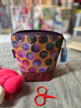 Load image into Gallery viewer, Yarn bowl- Bubbles and gold dots
