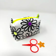 Load image into Gallery viewer, Mini Boxy bottom notions bags - Daisies
