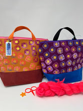 Load image into Gallery viewer, XL  Zipper project bag - Small flowers

