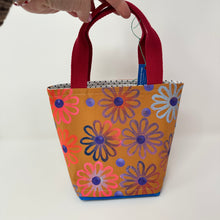Load image into Gallery viewer, Small Tote - Daisies
