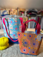 Load image into Gallery viewer, Small Tote - Daisies

