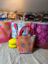 Load image into Gallery viewer, Small Tote - Daisies
