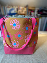 Load image into Gallery viewer, Large drawstring bag -Daisies and dots.
