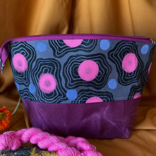 Load image into Gallery viewer, Zipper project bag - L - Black print with big pink dots
